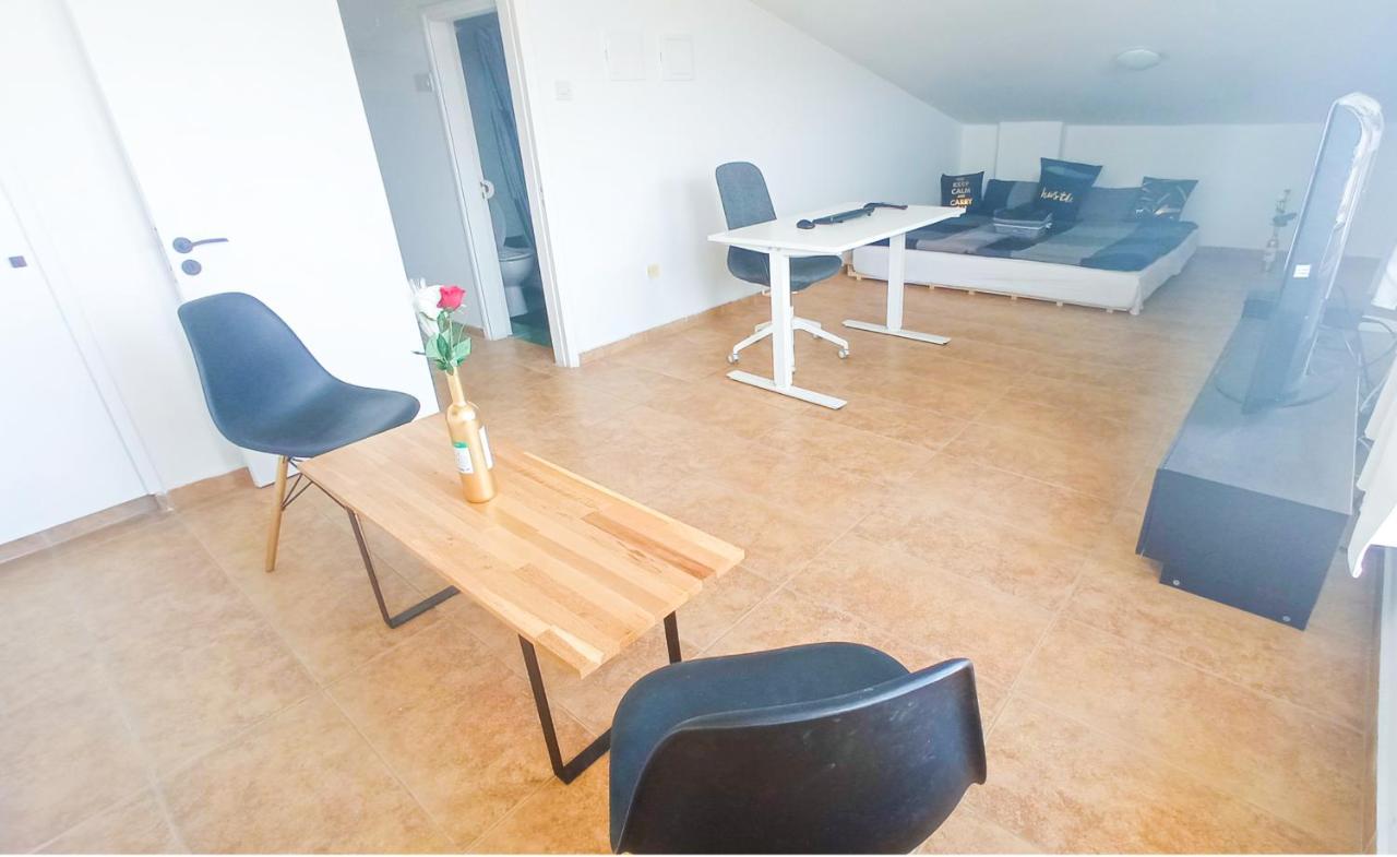 Luxury Maisonette Apartment -Sea View, Netflix, Gym- 5 Min From Beach Larnaca Esterno foto